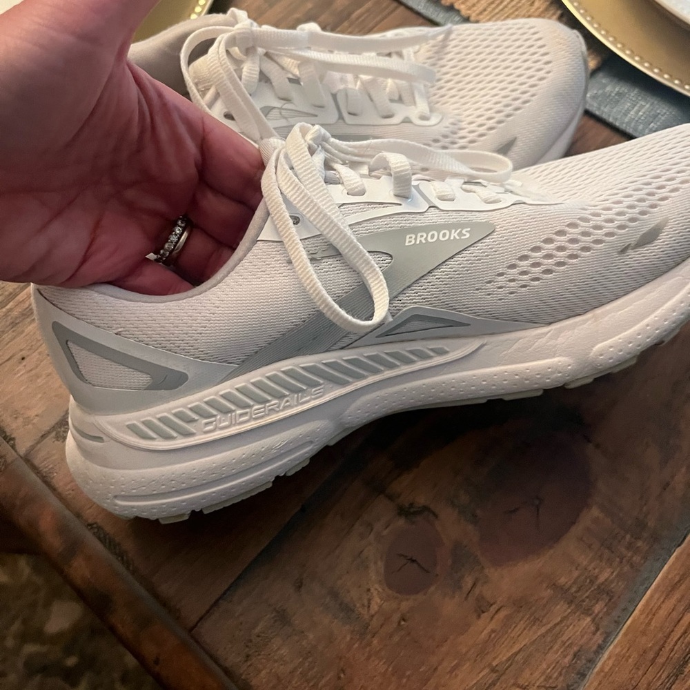 Women’s Brooks size 9.5